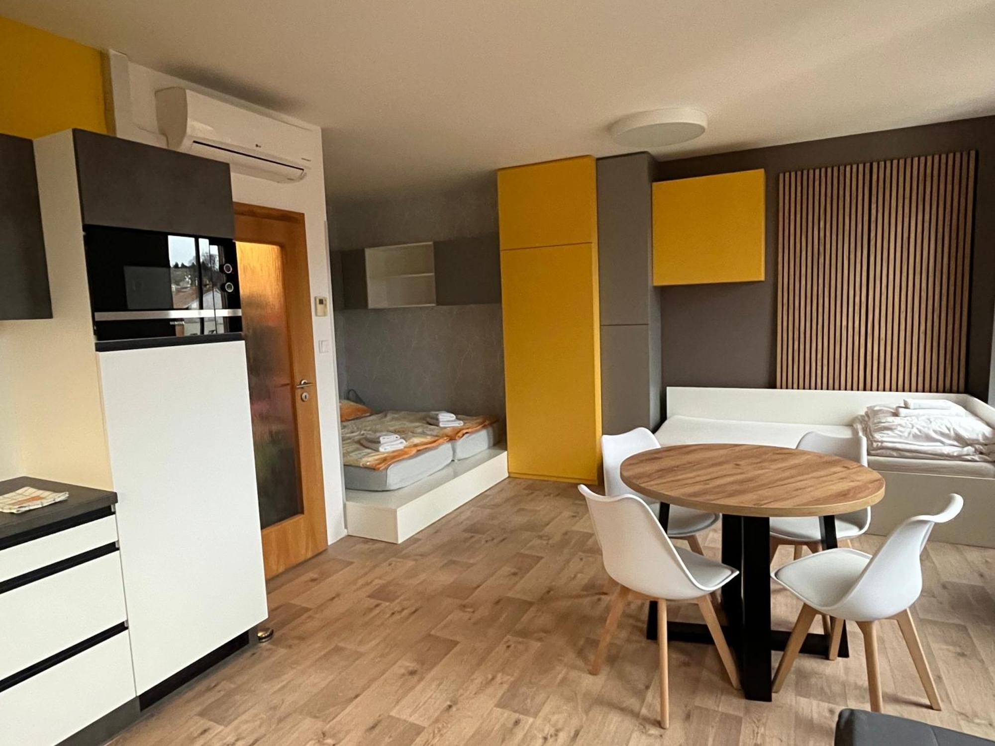 Yellow Apartment Deluxe Brno Exterior photo
