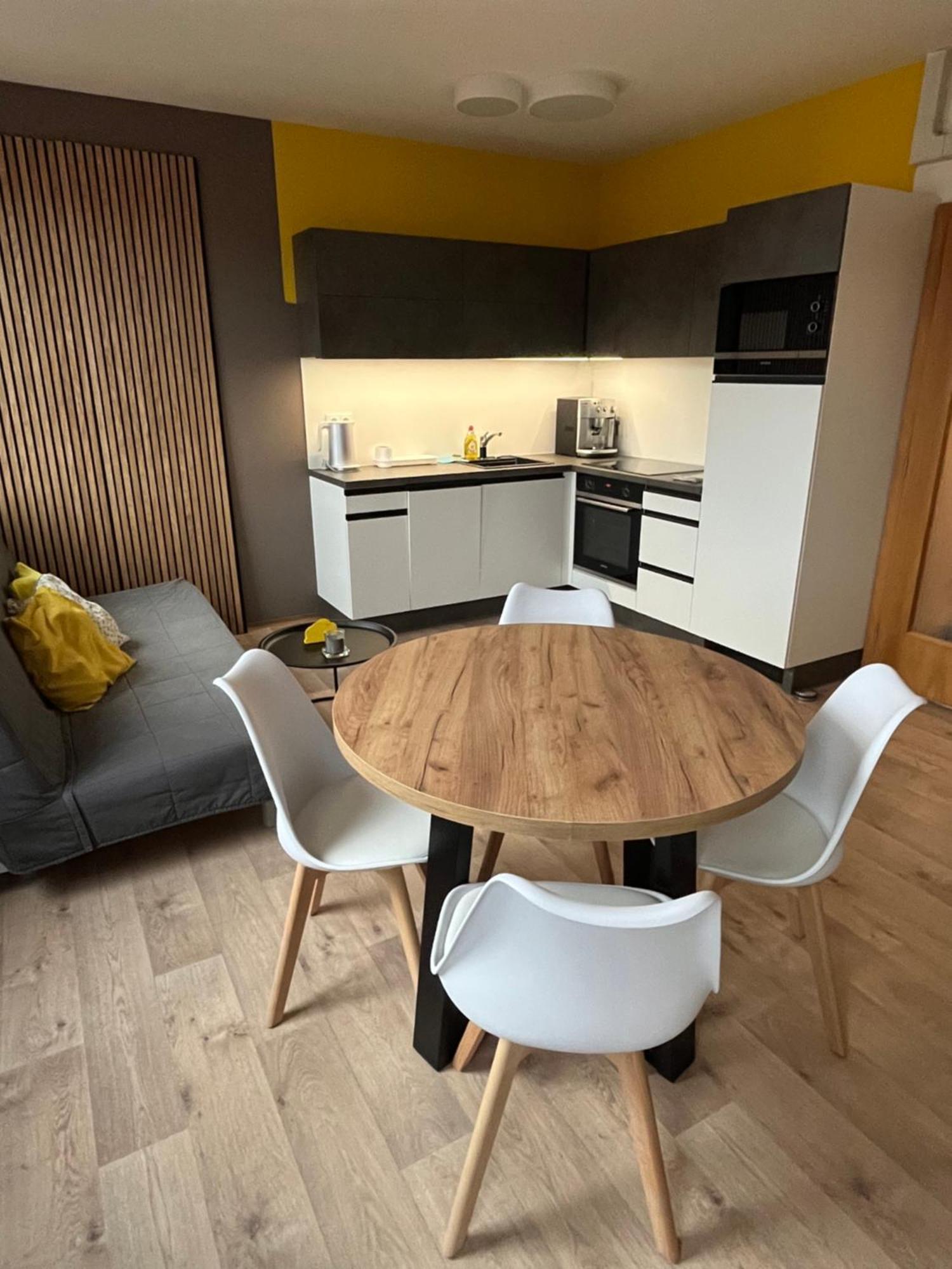 Yellow Apartment Deluxe Brno Exterior photo