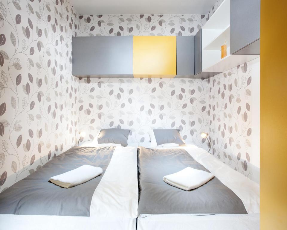 Yellow Apartment Deluxe Brno Room photo